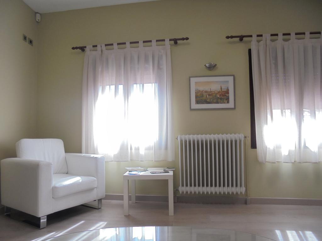 Hostal Palacete De Los Arcedianos Tarazona Bagian luar foto