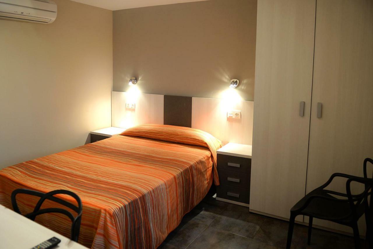 Hostal Palacete De Los Arcedianos Tarazona Bagian luar foto